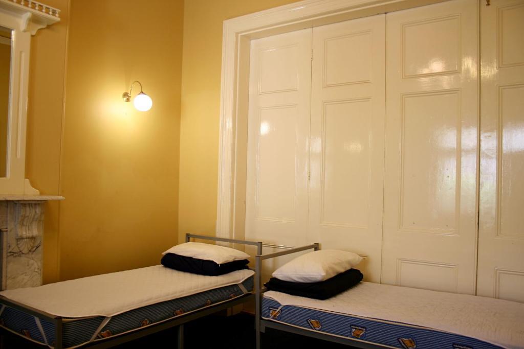 Glenelg Beach Hostel Room photo