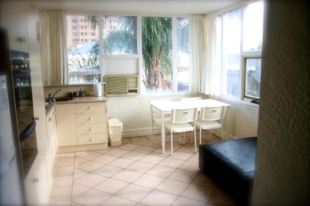 Glenelg Beach Hostel Room photo