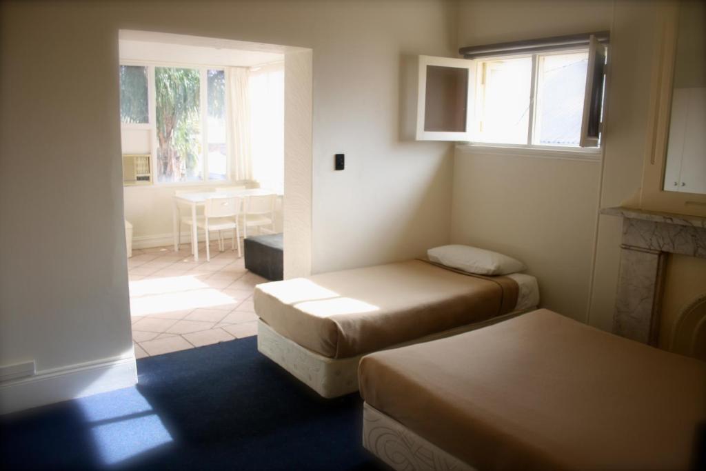 Glenelg Beach Hostel Room photo